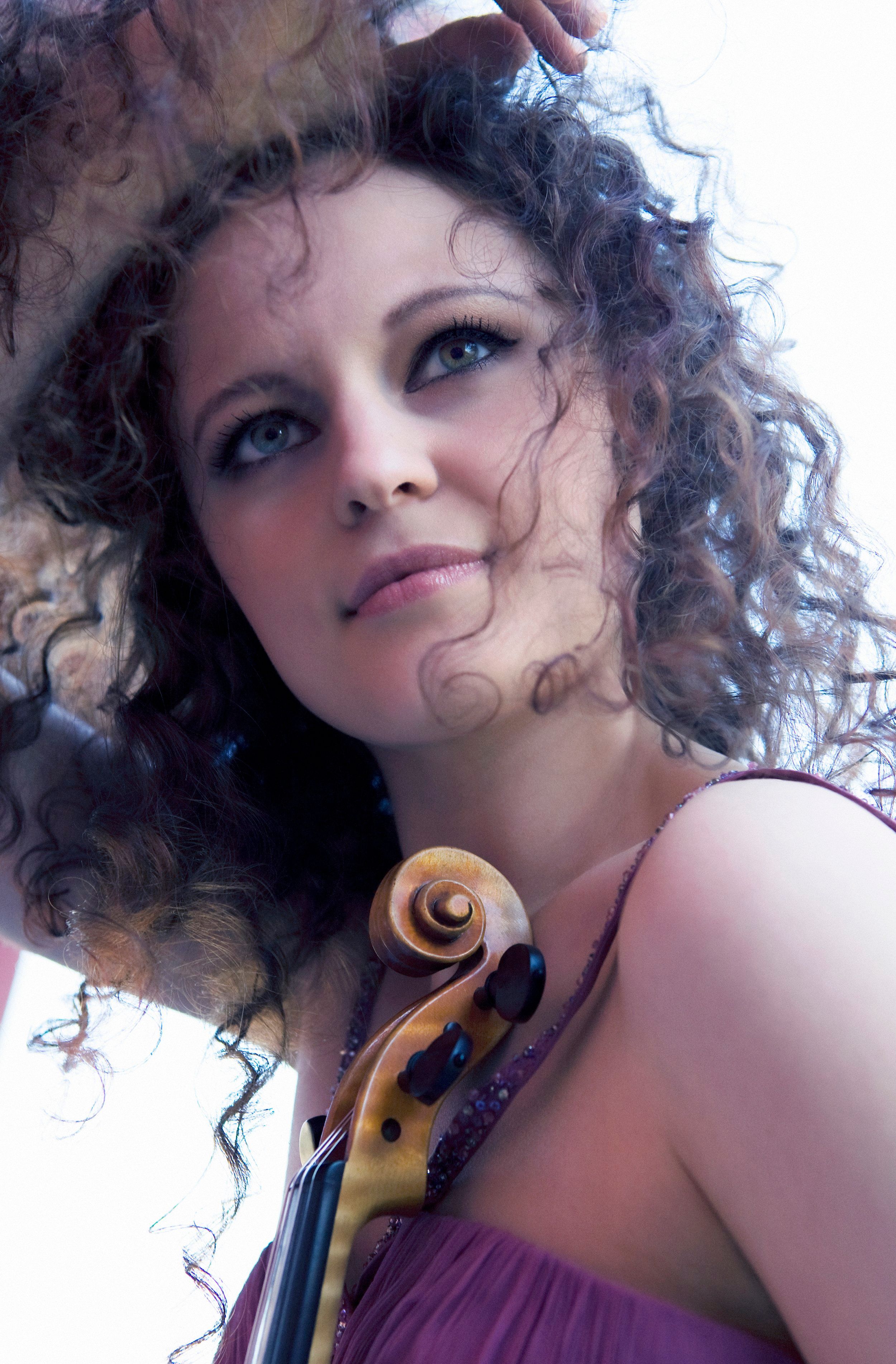 Photo of ryna Krechkovsk holding a violin